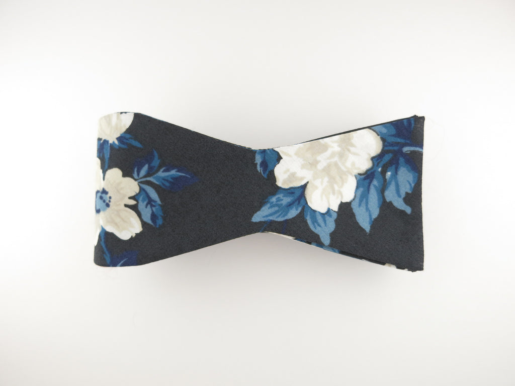 Floral Bow Tie, Navy Rose en Bloom, Flat End - SuitedMan
